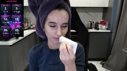 Snapshot of aliceweiss_ chatting on 09-18-25, 03:30 Alice online show from 09-18-25, 03:30