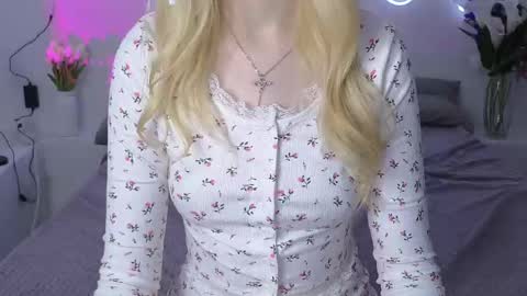 Snapshot of alicewonderyou chatting on 03-11-25, 03:59 Alice online show from 03-11-25, 03:59