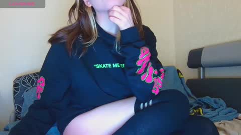 Snapshot of alicewoolfy chatting on 10-15-25, 12:44 AliceWoolfy online show from 10-15-25, 12:44