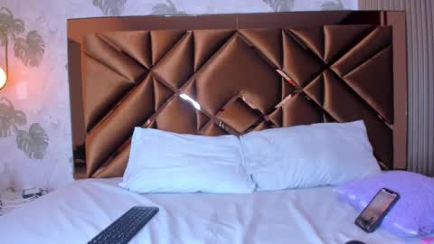 Snapshot of alicia_jerez1 chatting on 10-28-25, 04:27 Alice online show from 10-28-25, 04:27