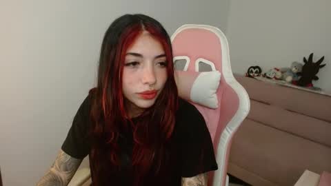 Snapshot of alicia_key_ chatting on 02-14-26, 08:00 ALICIA online show from 02-14-26, 08:00