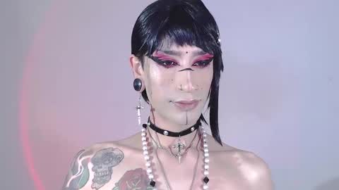 Snapshot of alienexxx chatting on 01-04-25, 01:52 online show from 01-04-25, 01:52