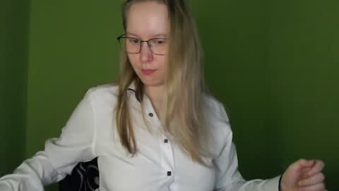 Snapshot of alinasei chatting on 06-22-26, 12:13 alinasei online show from 06-22-26, 12:13