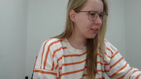 Snapshot of alinasei chatting on 07-23-26, 03:48 alinasei online show from 07-23-26, 03:48