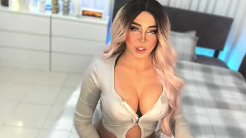 Miss Gia online show from 11-23-25, 01:05