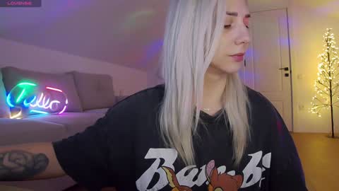 A day u didnt smile is a lost day online show from 01-12-26, 02:44