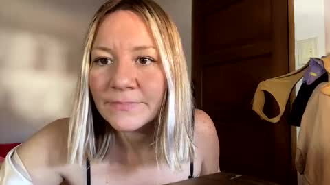 Snapshot of allisonlove2 chatting on 04-29-26, 05:30 allisonlove2 online show from 04-29-26, 05:30