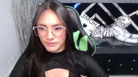 Snapshot of allisson_a chatting on 02-14-25, 06:23 Allisson online show from 02-14-25, 06:23