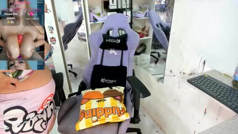 Snapshot of allsson_miller chatting on 10-17-25, 07:38 allsson_miller online show from 10-17-25, 07:38