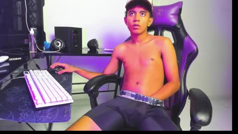 Snapshot of alluringangel0 chatting on 11-09-25, 06:01 alluringangel0 online show from 11-09-25, 06:01