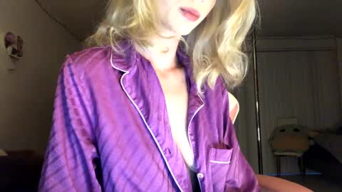 Snapshot of allyoursss1212 chatting on 10-09-25, 01:42 Ally Girl In Her Ally World online show from 10-09-25, 01:42
