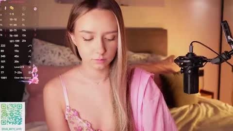 Snapshot of alodiaacomb chatting on 11-21-25, 03:27 Lia online show from 11-21-25, 03:27