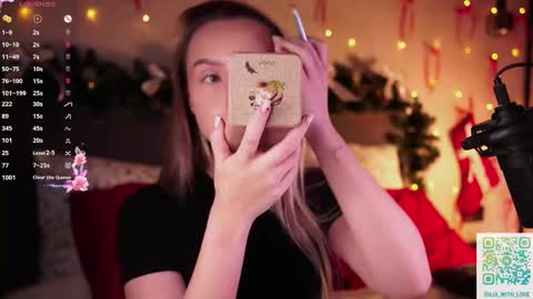 Snapshot of alodiaacomb chatting on 12-17-25, 01:33 Lia online show from 12-17-25, 01:33