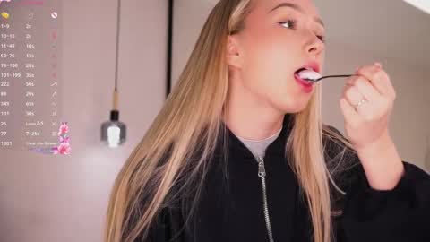 Lia online show from 04-21-26, 01:07