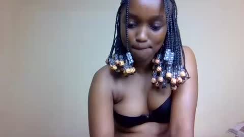 Snapshot of alora_bby chatting on 11-15-25, 08:33 Elly online show from 11-15-25, 08:33