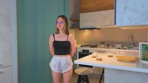 Snapshot of alorianna chatting on 12-17-25, 04:13 Alorena online show from 12-17-25, 04:13