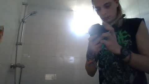 Snapshot of altboy010 chatting on 01-11-25, 10:29 altboy010 online show from 01-11-25, 10:29