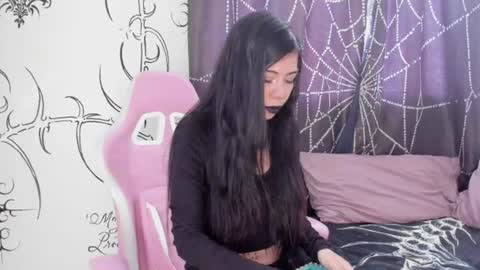 Snapshot of alyxroses chatting on 06-17-26, 04:30 online show from 06-17-26, 04:30