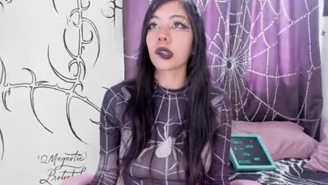 Snapshot of alyxroses chatting on 06-19-26, 06:01 online show from 06-19-26, 06:01
