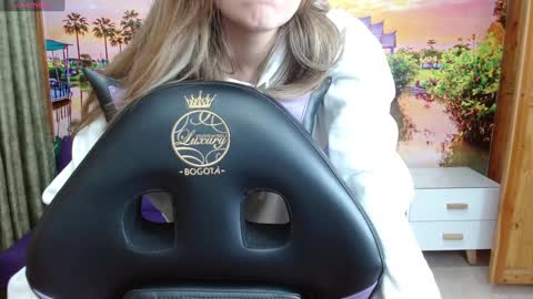 Snapshot of alyy_cute chatting on 01-07-25, 02:08 Alyy online show from 01-07-25, 02:08