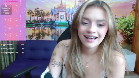 Snapshot of alyy_cute chatting on 01-08-25, 05:15 Alyy online show from 01-08-25, 05:15