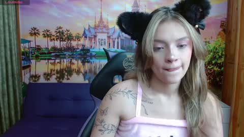 Snapshot of alyy_cute chatting on 01-11-25, 02:15 Alyy online show from 01-11-25, 02:15