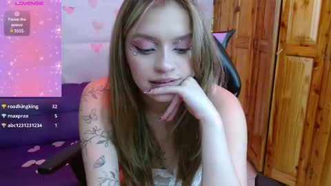 Snapshot of alyy_cute chatting on 02-14-25, 07:33 Alyy online show from 02-14-25, 07:33