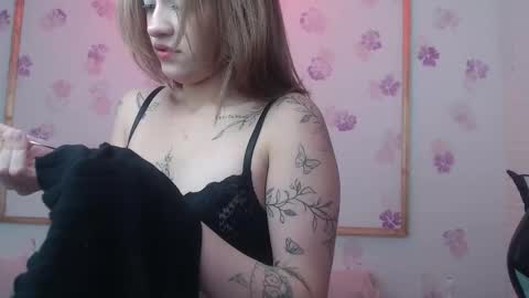 Snapshot of alyy_cute chatting on 10-17-25, 02:19 Alyy online show from 10-17-25, 02:19