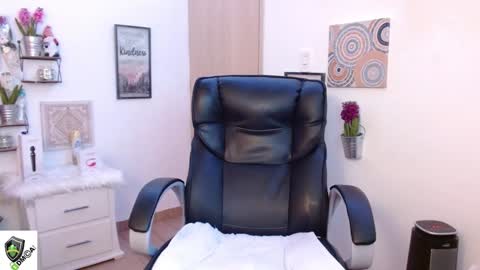 Snapshot of amalia_brunette chatting on 12-15-24, 02:30 AMALIA online show from 12-15-24, 02:30