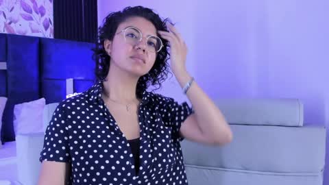 Snapshot of amarettho chatting on 01-21-25, 01:32 Emily online show from 01-21-25, 01:32