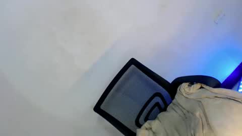 Snapshot of amayahugecock69 chatting on 03-11-25, 01:37 Annika 25yrs old online show from 03-11-25, 01:37