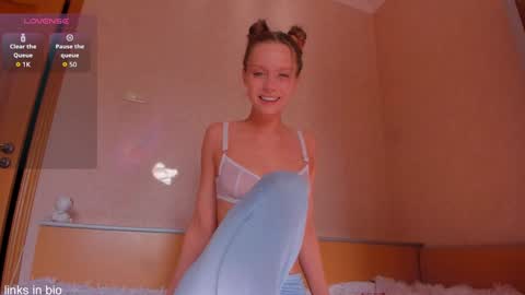 Snapshot of amazing_roxana chatting on 10-11-25, 08:35 Roxy online show from 10-11-25, 08:35