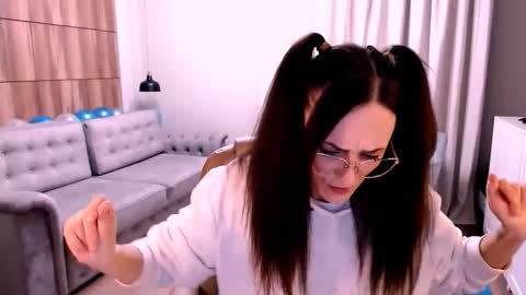 Snapshot of amazingeyes89 chatting on 10-29-25, 02:19 Izza online show from 10-29-25, 02:19