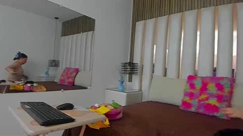 AmbarGills online show from 11-12-25, 01:00