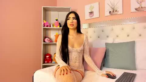 Snapshot of amber_rosen chatting on 06-19-26, 04:33 A M B E R online show from 06-19-26, 04:33