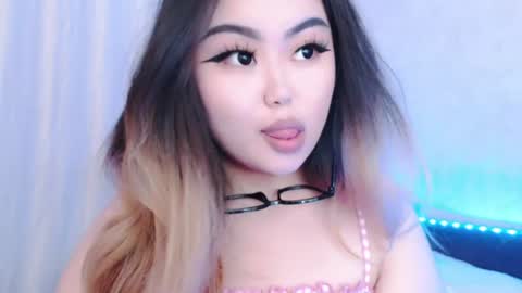 Snapshot of amelia_sunlight chatting on 06-10-26, 05:23 Amelia online show from 06-10-26, 05:23