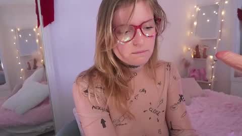 Snapshot of ameliasweety69 chatting on 03-01-25, 12:01 Amelia online show from 03-01-25, 12:01