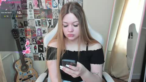 Amelie online show from 05-13-26, 02:20