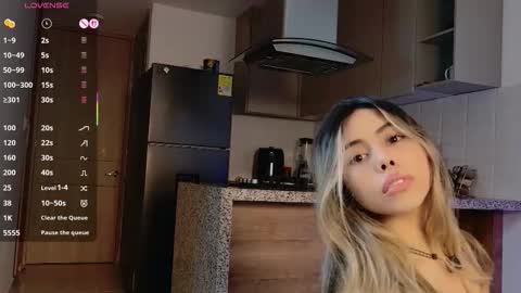 Snapshot of amelietarson chatting on 11-22-25, 09:03 Victoria online show from 11-22-25, 09:03