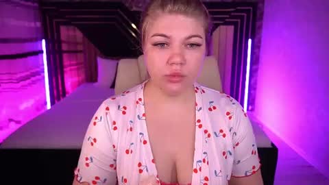Snapshot of amellywhite chatting on 06-25-26, 01:48 Alina online show from 06-25-26, 01:48