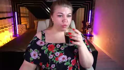 Snapshot of amellywhite chatting on 07-21-26, 12:18 Alina online show from 07-21-26, 12:18