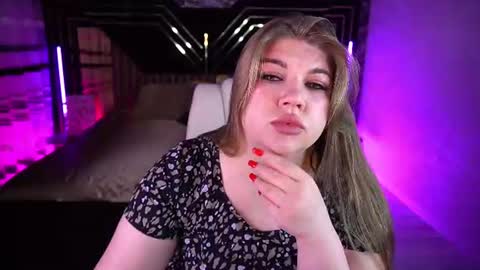 Snapshot of amellywhite chatting on 07-24-26, 01:09 Alina online show from 07-24-26, 01:09