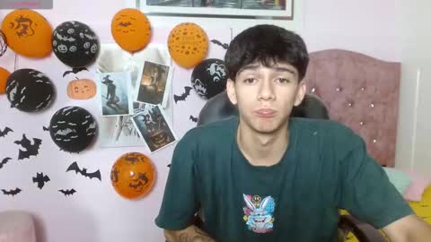 Snapshot of amethystshadow chatting on 10-19-25, 01:45 amethystshadow online show from 10-19-25, 01:45