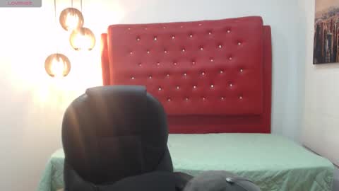 Snapshot of amethystshadow chatting on 12-14-25, 04:23 amethystshadow online show from 12-14-25, 04:23