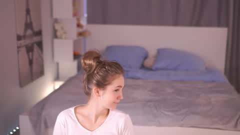 Snapshot of amillygil chatting on 11-23-25, 09:09 Emily online show from 11-23-25, 09:09