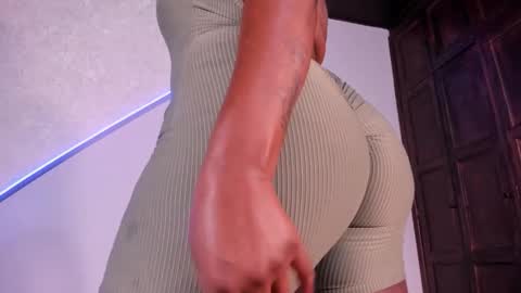 Snapshot of amirah_ebony chatting on 11-28-25, 11:29 AMIRAH online show from 11-28-25, 11:29