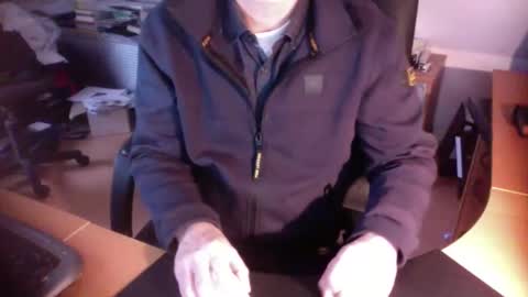 Snapshot of amor2200 chatting on 12-12-24, 08:57 Amor2200 online show from 12-12-24, 08:57