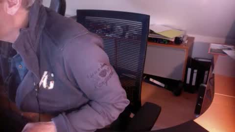 Snapshot of amor2200 chatting on 02-23-25, 04:24 Amor2200 online show from 02-23-25, 04:24