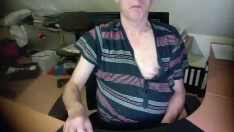 Snapshot of amor2200 chatting on 09-08-25, 10:09 Amor2200 online show from 09-08-25, 10:09