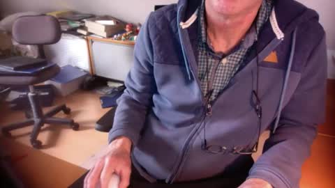 Snapshot of amor2200 chatting on 10-07-25, 08:11 Amor2200 online show from 10-07-25, 08:11